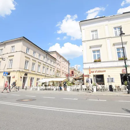 Elegant Promenade Varšava